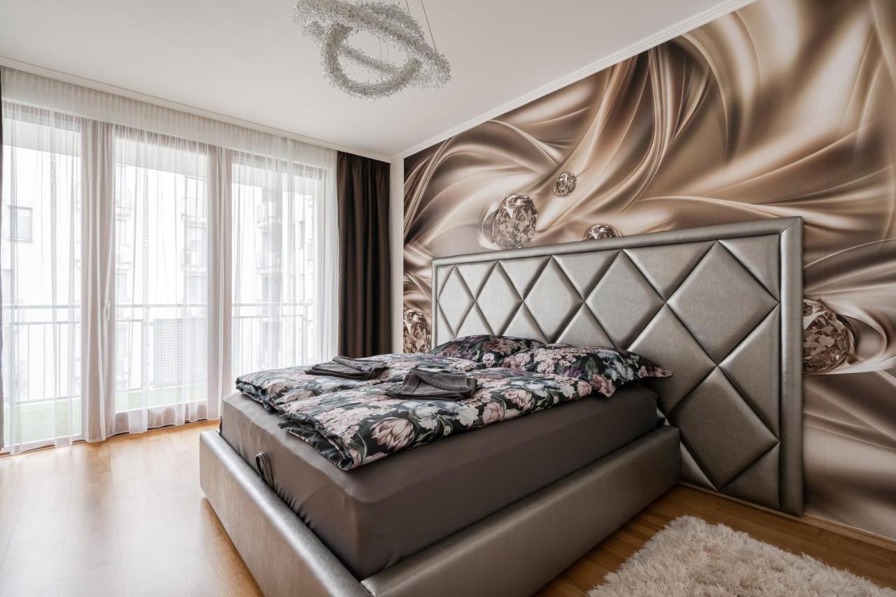 Penthouse Three Bedrooms, Three Balconies Apartment With Free Parking In Kiraly Street Budapest Exteriör bild