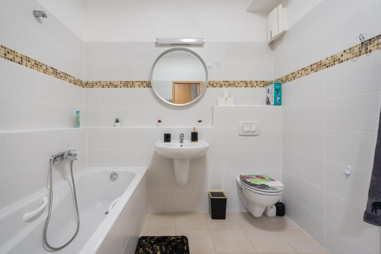 Penthouse Three Bedrooms, Three Balconies Apartment With Free Parking In Kiraly Street Budapest Exteriör bild