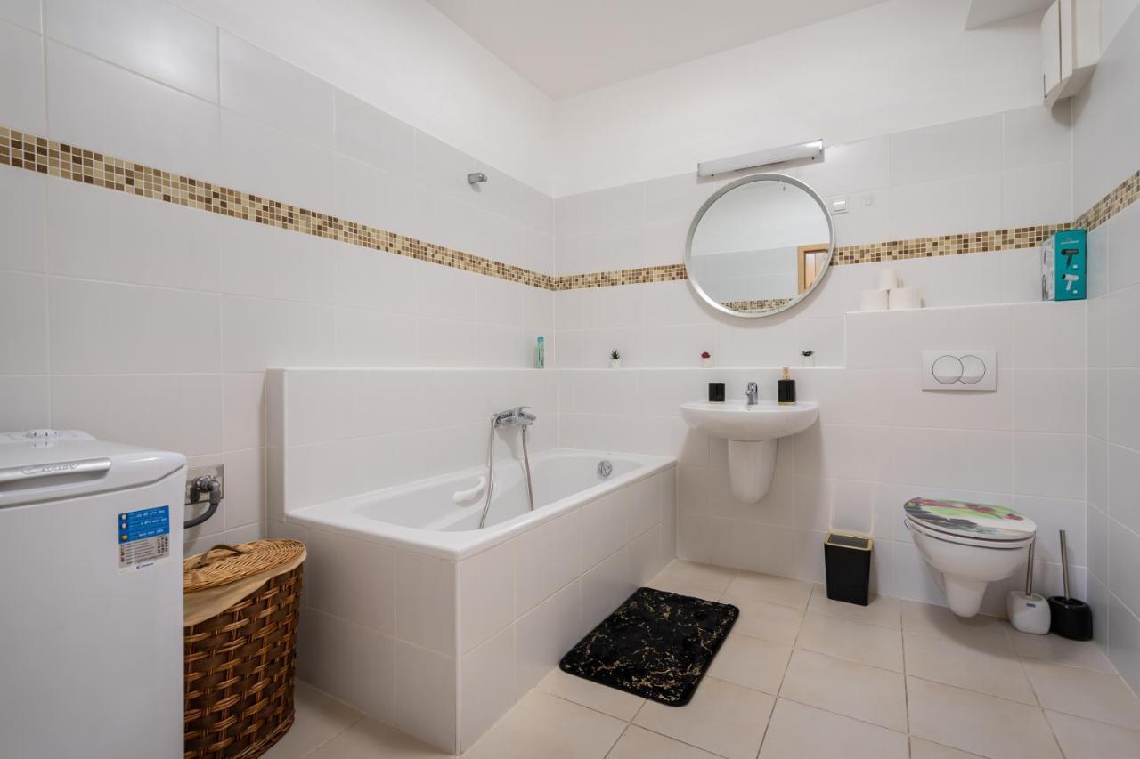 Penthouse Three Bedrooms, Three Balconies Apartment With Free Parking In Kiraly Street Budapest Exteriör bild