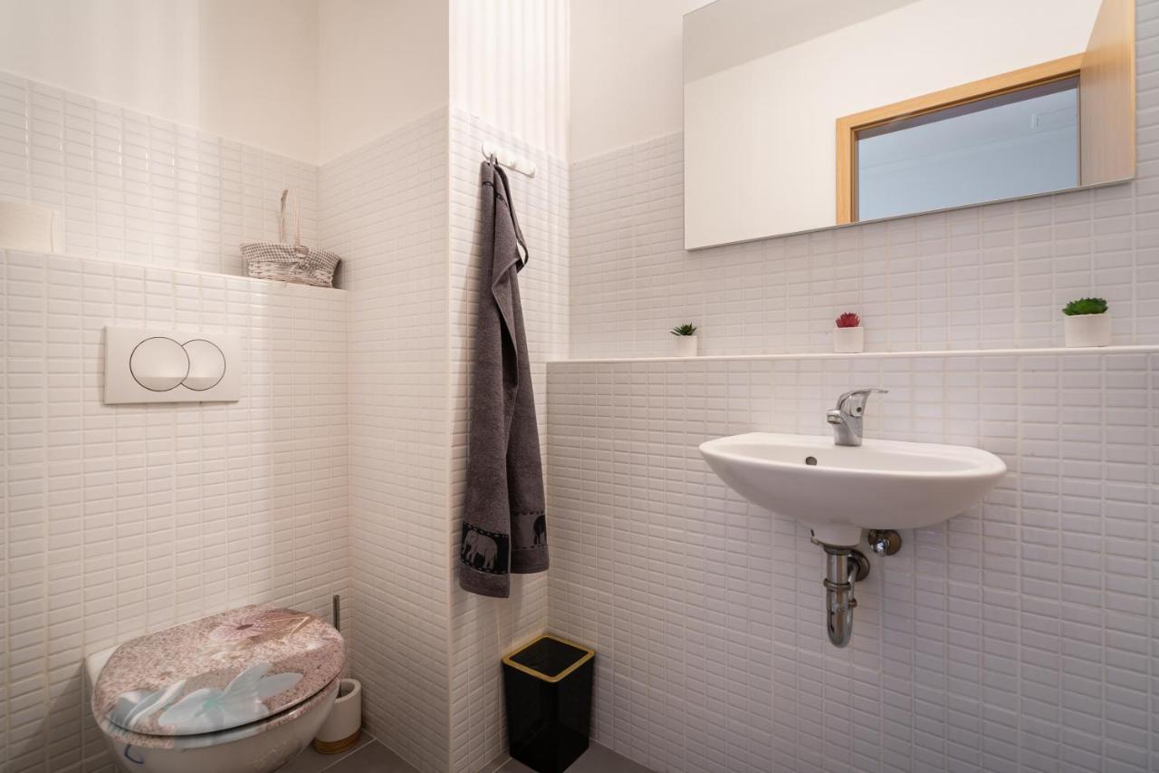 Penthouse Three Bedrooms, Three Balconies Apartment With Free Parking In Kiraly Street Budapest Exteriör bild