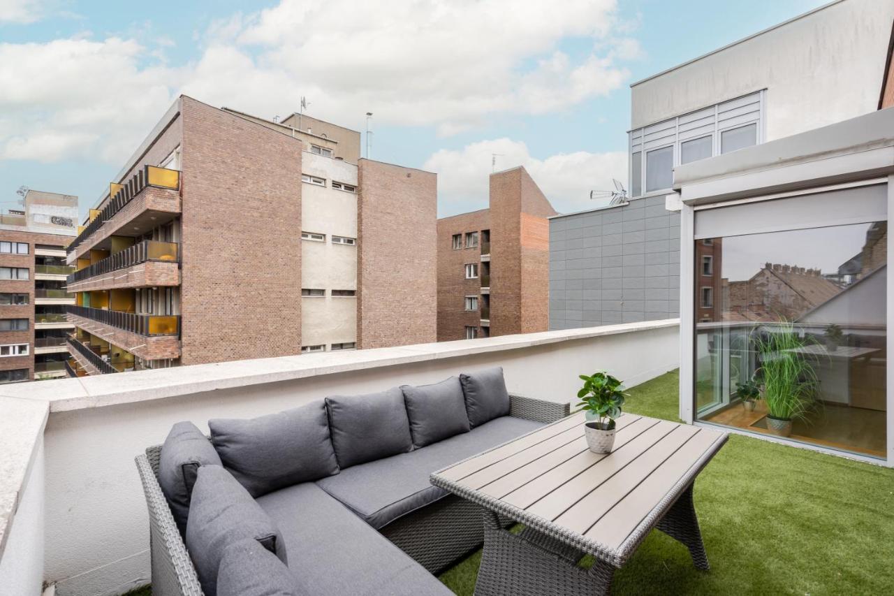 Penthouse Three Bedrooms, Three Balconies Apartment With Free Parking In Kiraly Street Budapest Exteriör bild