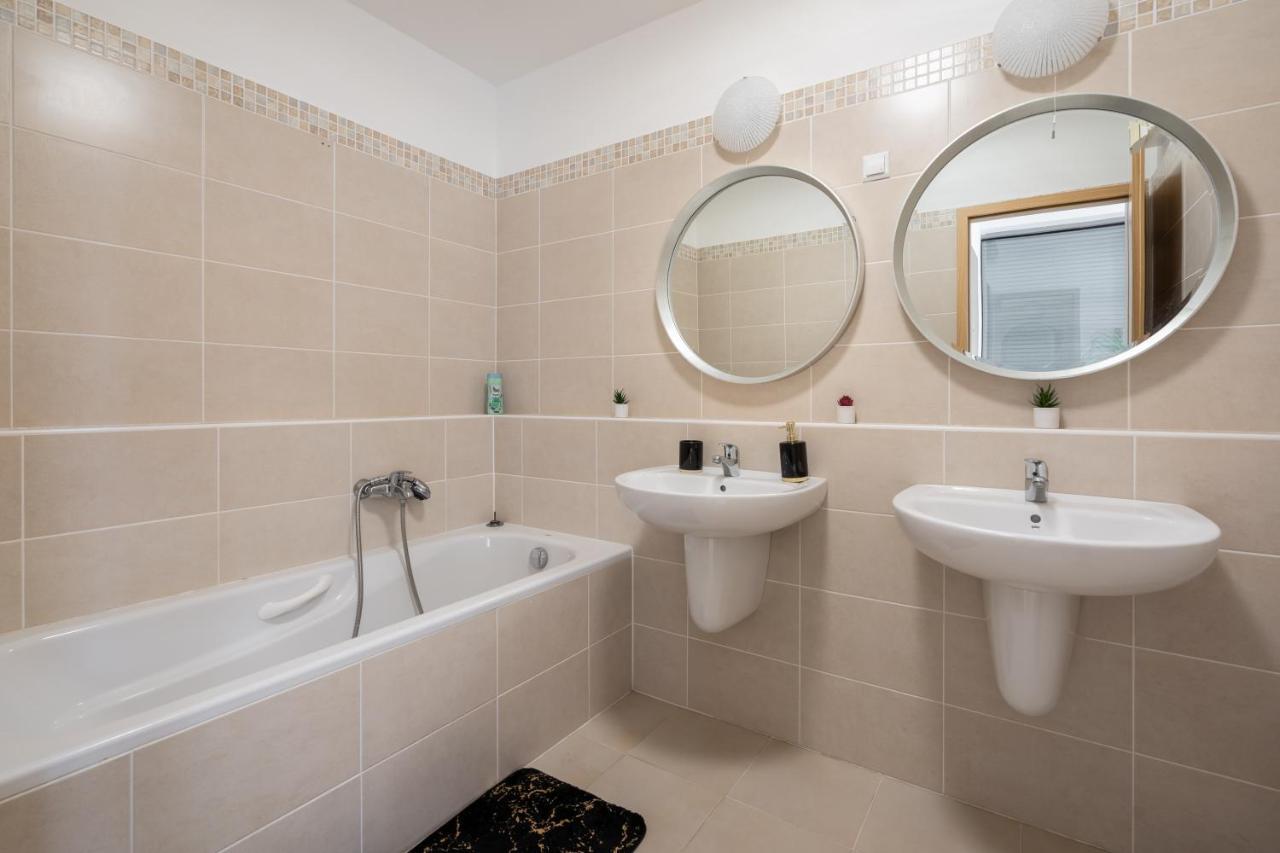 Penthouse Three Bedrooms, Three Balconies Apartment With Free Parking In Kiraly Street Budapest Exteriör bild