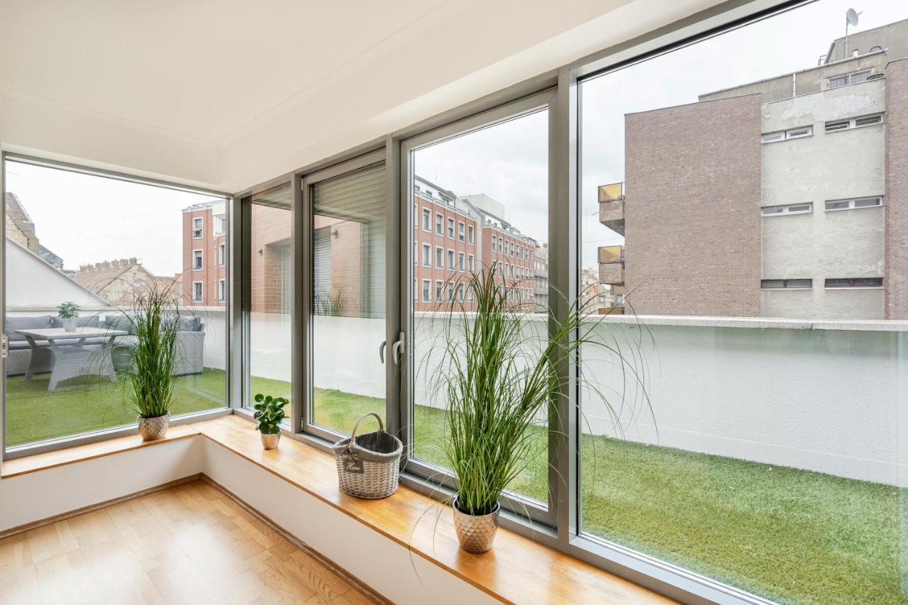 Penthouse Three Bedrooms, Three Balconies Apartment With Free Parking In Kiraly Street Budapest Exteriör bild