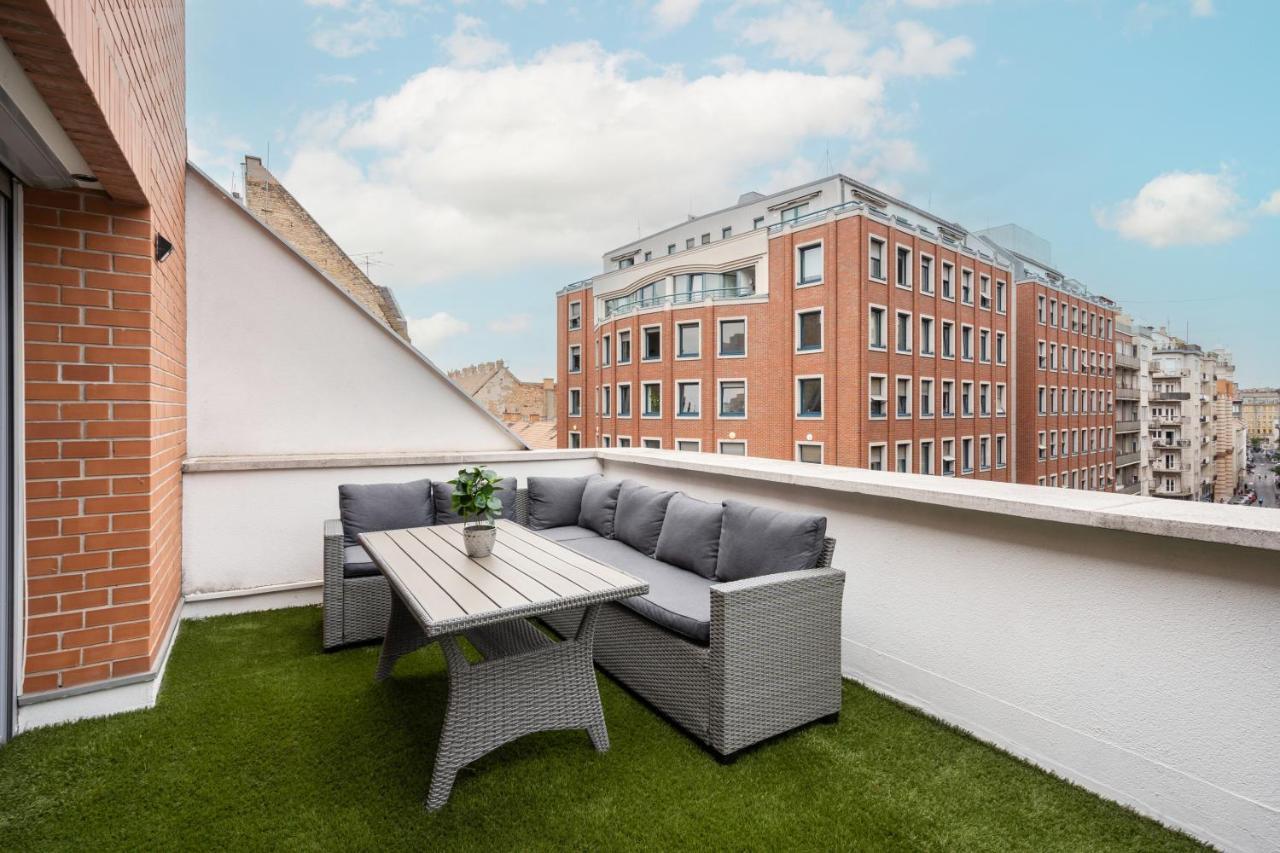 Penthouse Three Bedrooms, Three Balconies Apartment With Free Parking In Kiraly Street Budapest Exteriör bild