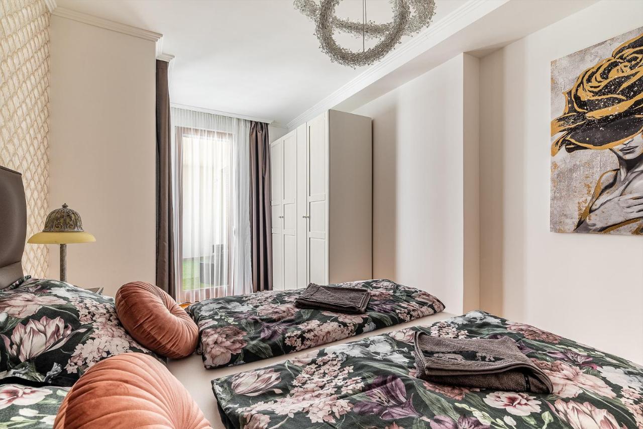 Penthouse Three Bedrooms, Three Balconies Apartment With Free Parking In Kiraly Street Budapest Exteriör bild