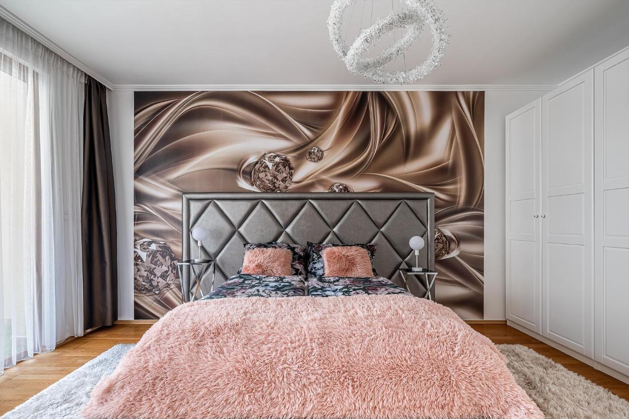 Penthouse Three Bedrooms, Three Balconies Apartment With Free Parking In Kiraly Street Budapest Exteriör bild