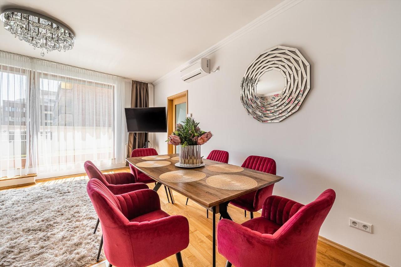 Penthouse Three Bedrooms, Three Balconies Apartment With Free Parking In Kiraly Street Budapest Exteriör bild