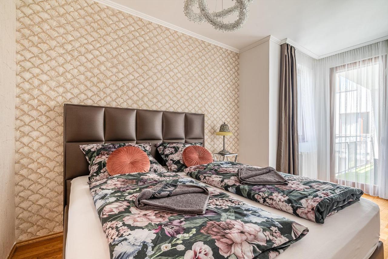 Penthouse Three Bedrooms, Three Balconies Apartment With Free Parking In Kiraly Street Budapest Exteriör bild