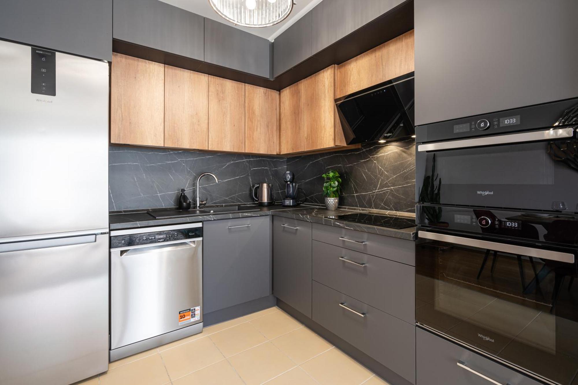 Penthouse Three Bedrooms, Three Balconies Apartment With Free Parking In Kiraly Street Budapest Exteriör bild